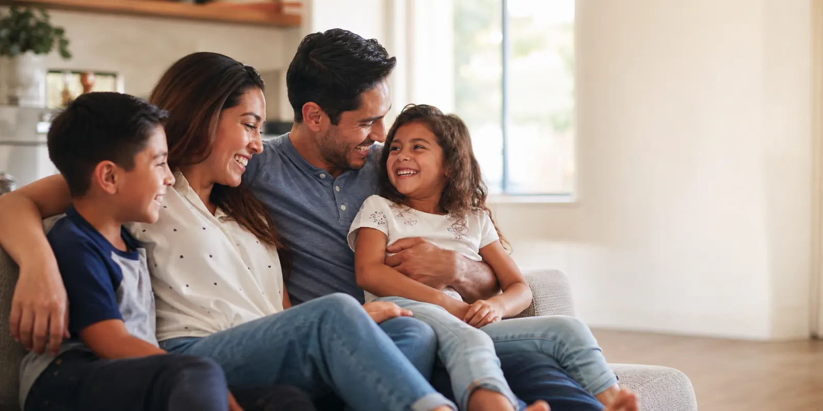 Familia latina feliz en la sala de su casa